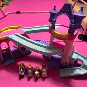 Little Peoplele Klip Klop castle with four princesses.
